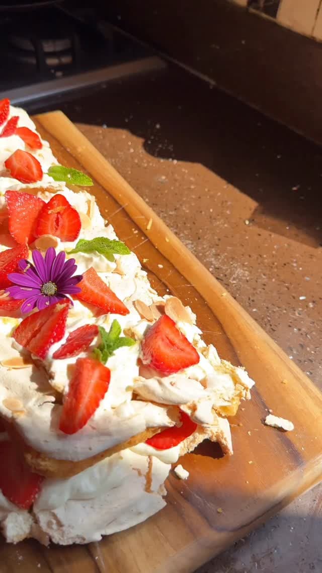 Salla Strawberry Cake
