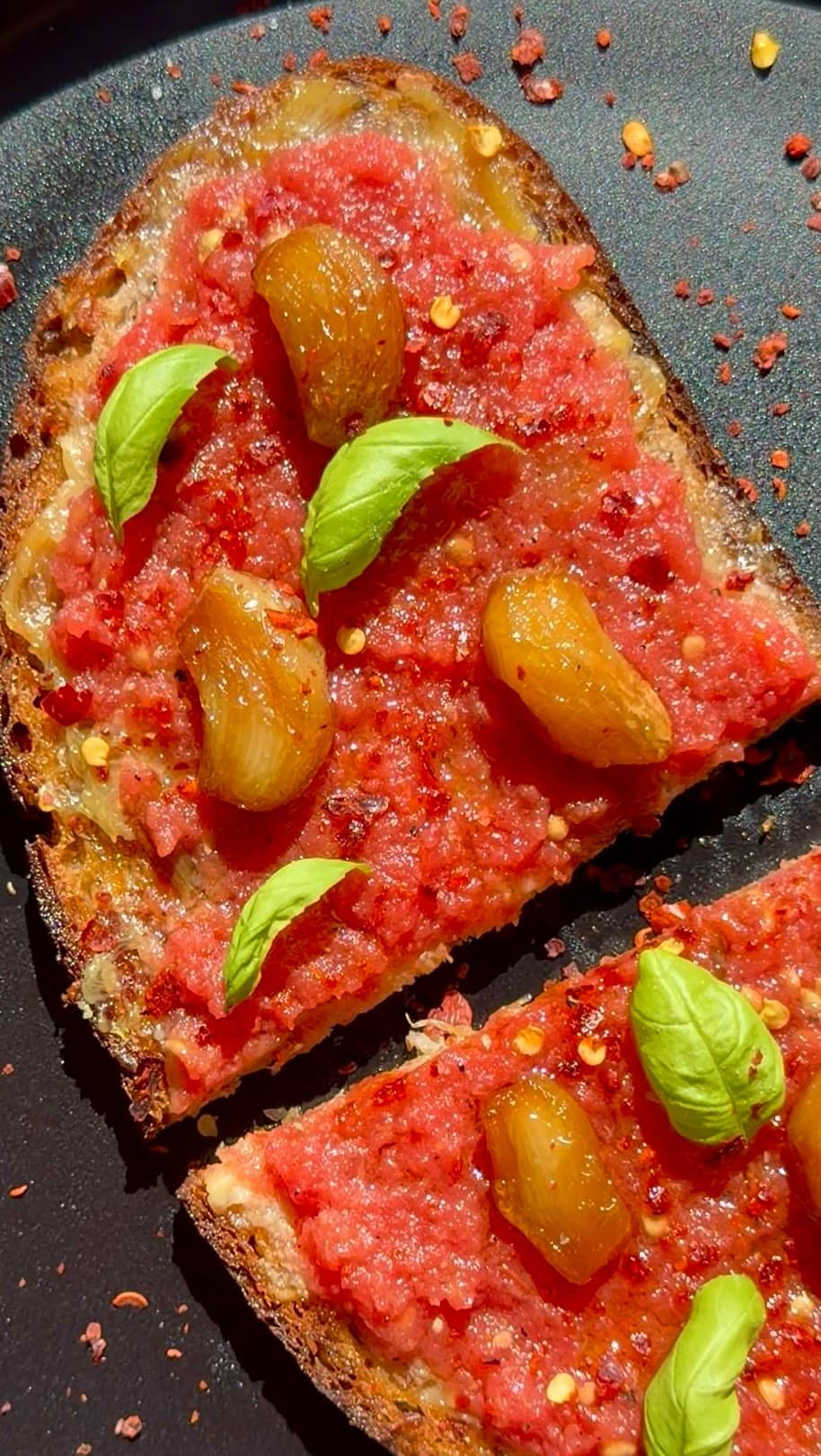 Garlic Confit Pan con Tomate