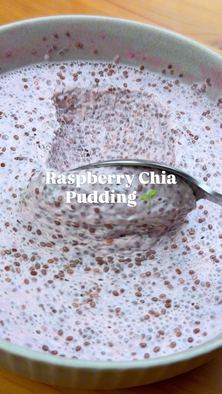 Thick Raspberry Chia Pudding – Only 5 Ingredients