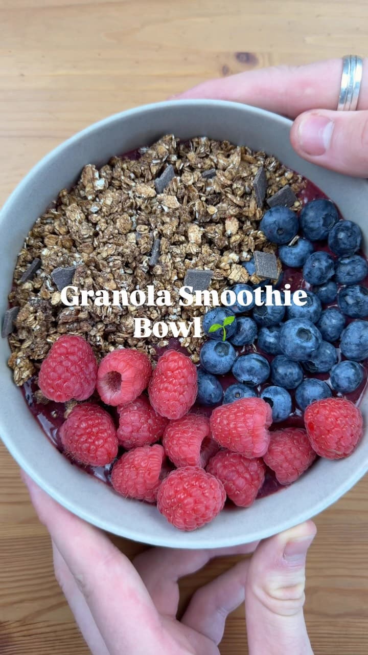 Granola Berry Smoothie Bowl
