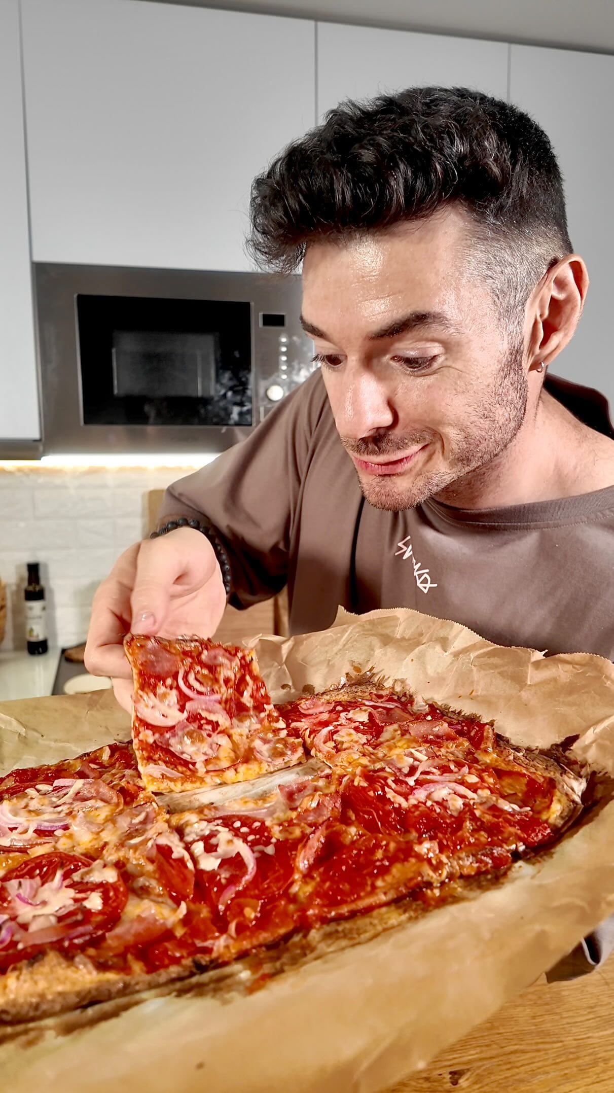 Cheesy Pizza with Tomato, Ham and Red Onion – 25-Minute Recipe