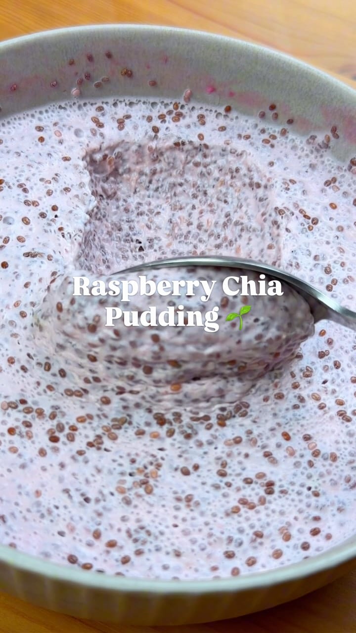 Thick Raspberry Chia Pudding – Only 5 Ingredients