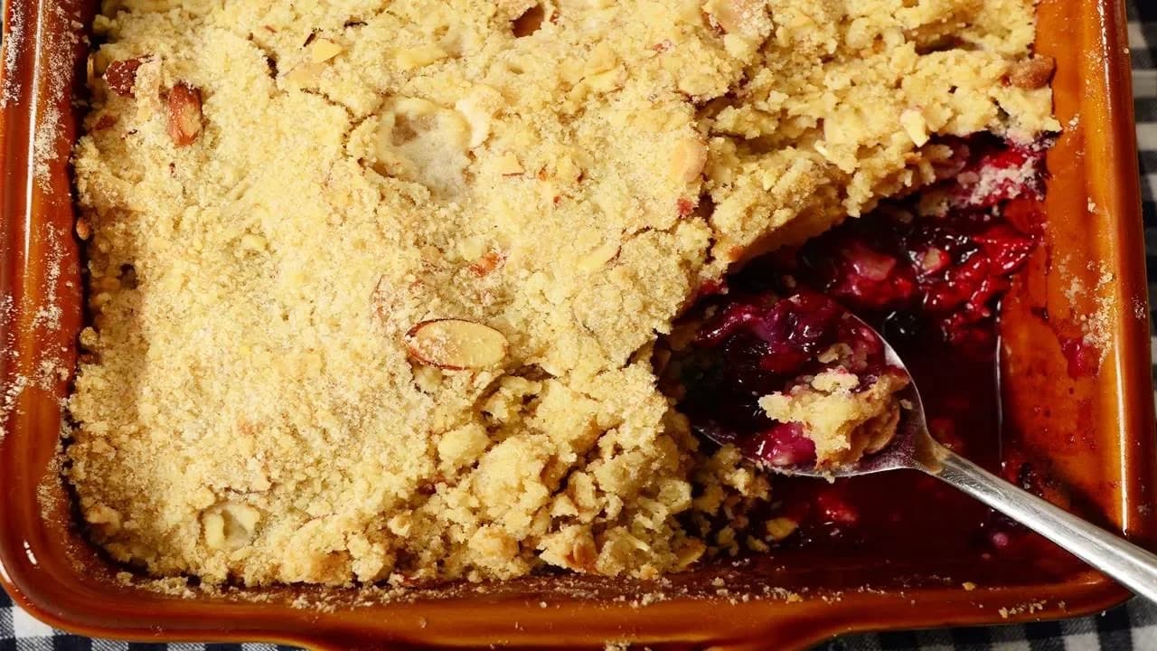 Berry Crisp by Joy of Baking, a frame from the YouTube video