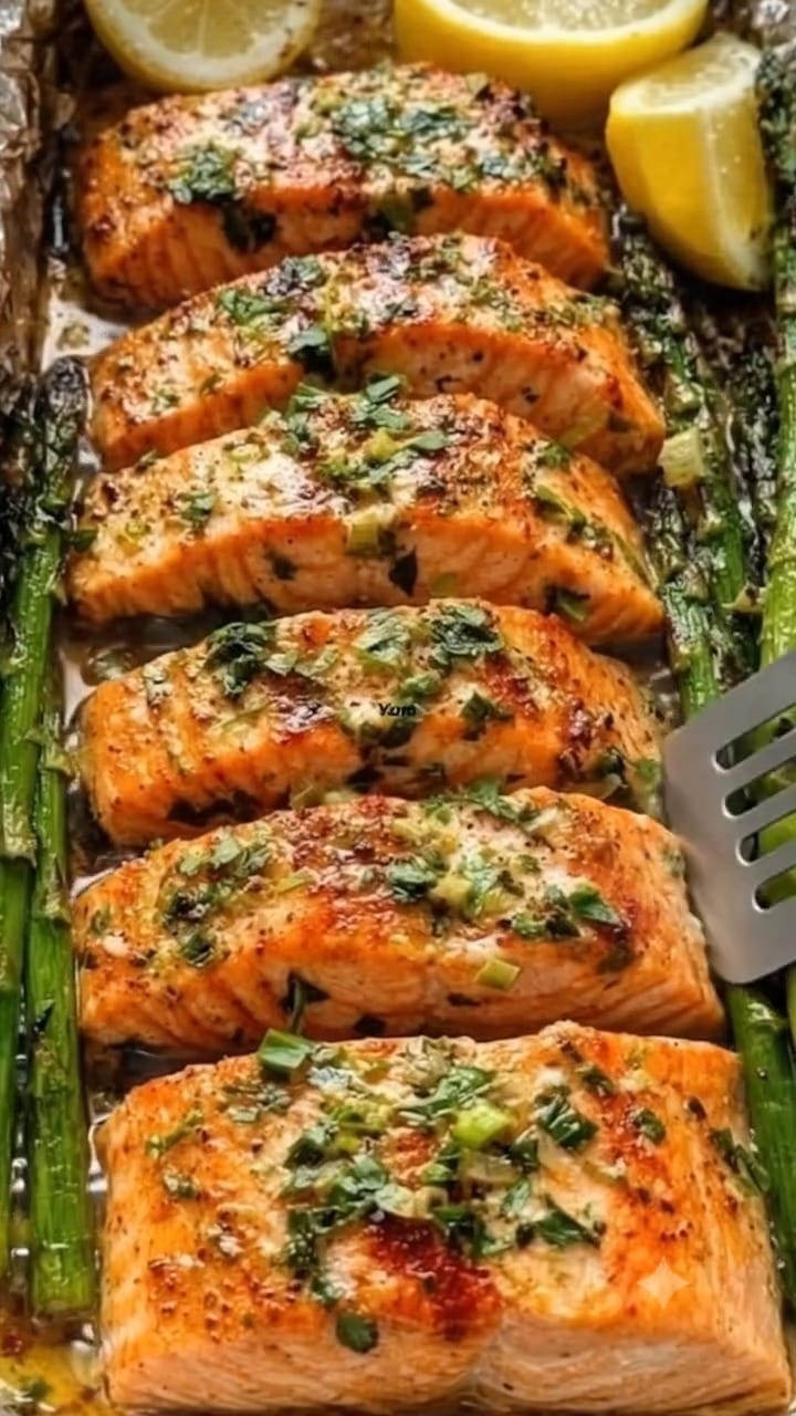 Baked Salmon in Foil with Asparagus – 25-Minute Recipe