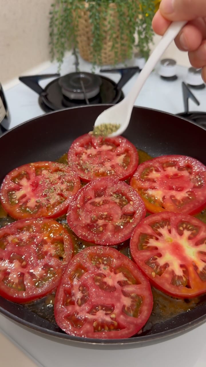 Cheesy Tomato Breakfast Skillet – 15-Minute Recipe