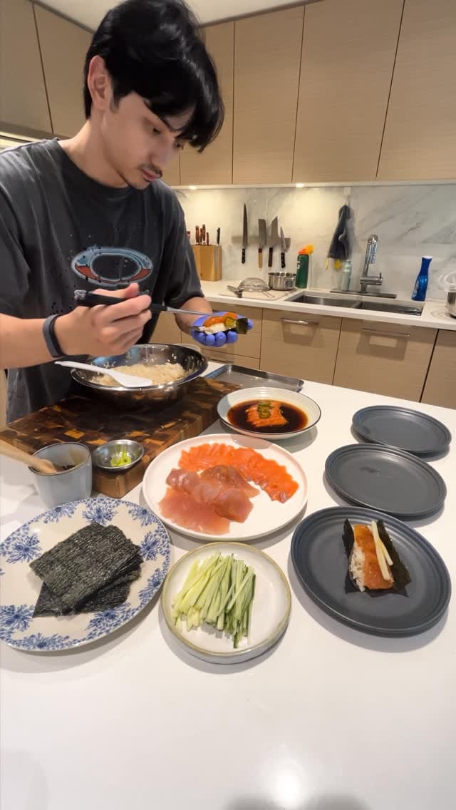 Sushi Rice Bowl with Raw Fish and Spicy Sauce