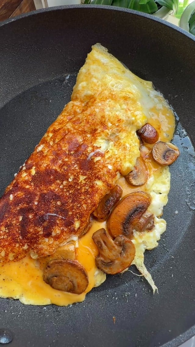 Cheesy Mushroom Omelette – 20-Minute Recipe