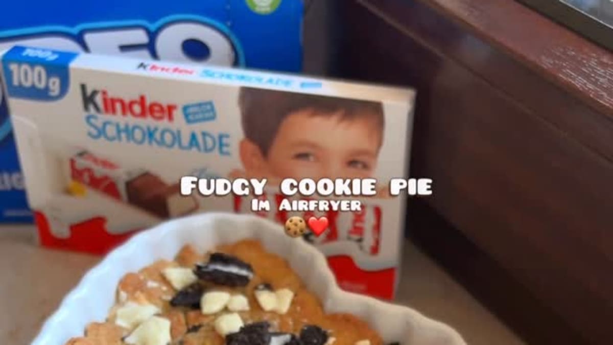 New Year's Party Fudgy Cookie Pie