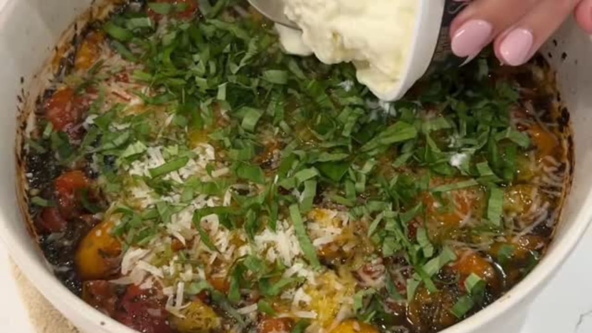 Roasted Tomato Burrata Dip with Garlic Bread Crostinis