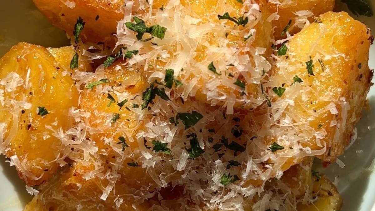 Crispy Honey, Garlic and Rosemary Roast Potatoes