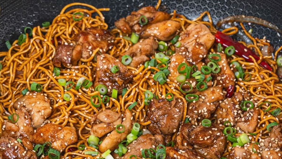 General Tso Chicken Chow Mein