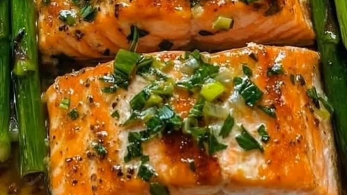 Garlic Butter Herb Salmon & Asparagus – 25-Minute Recipe