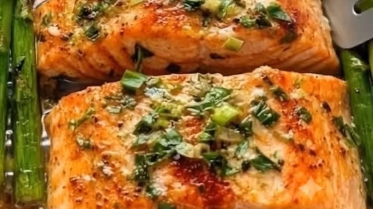 Baked Salmon in Foil with Asparagus – 25-Minute Recipe