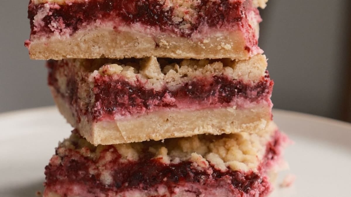 Blackberry Crumble Cheesecake