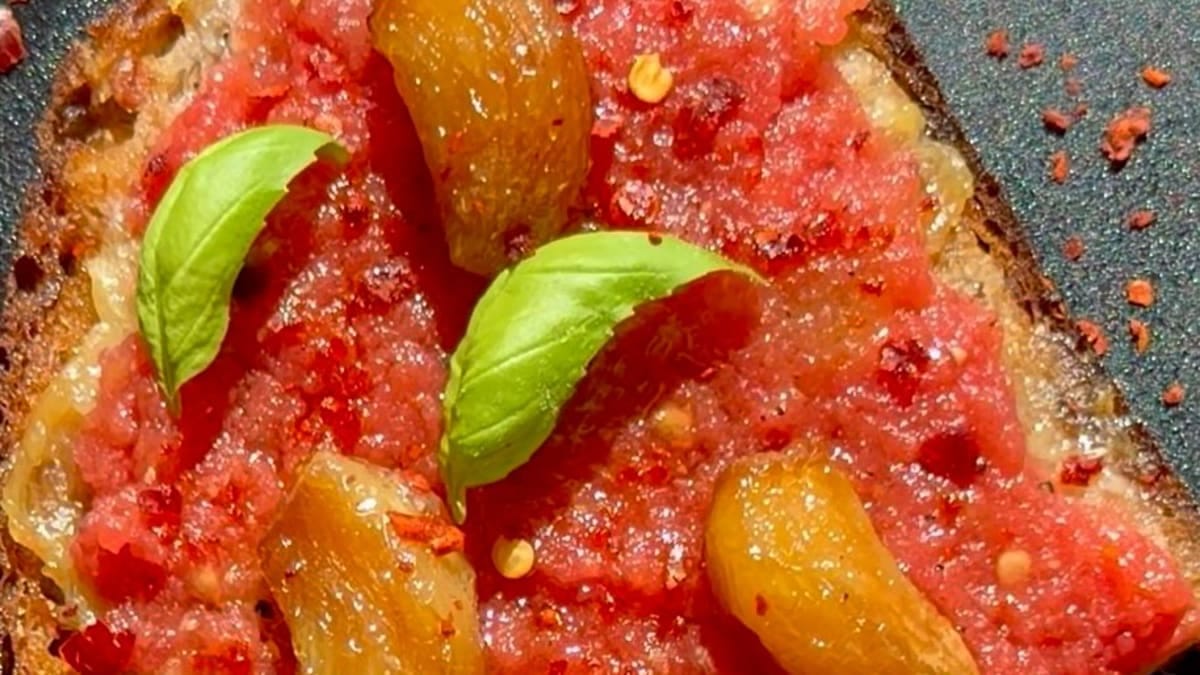Garlic Confit Pan con Tomate