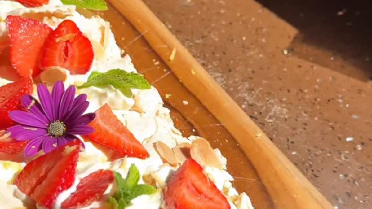 Salla Strawberry Cake – 45-Minute Recipe