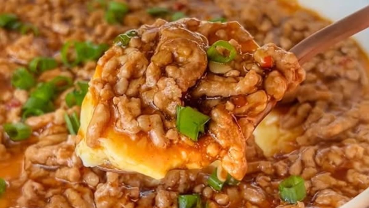 Silky Steamed Egg with Savory Garlic Meat Sauce – 25-Minute Recipe