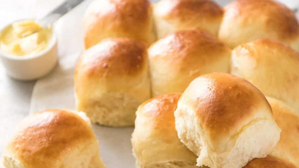 Soft No-Knead Dinner Rolls – 25-Minute Recipe